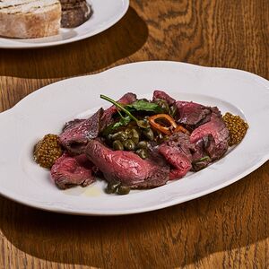 Ростбиф с маринованным луком