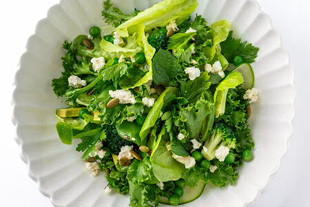 Зеленый микс с копченой брынзой