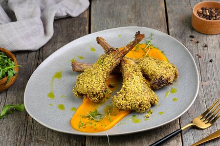 Каре ягненка в фисташках