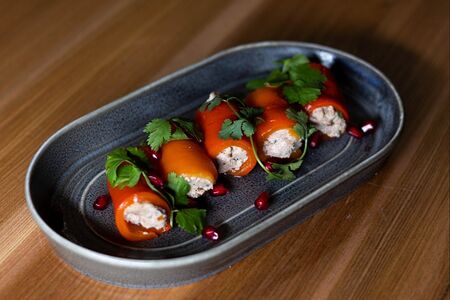 Рулетики из перца с орехами 