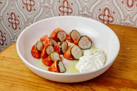 Томаты, маринованный огурец, страчателла