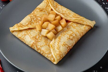 Блин с яблоком и корицей