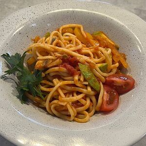 Лингвини с овощами в томатном соусе