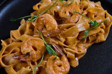 Паста с тигровыми креветками 