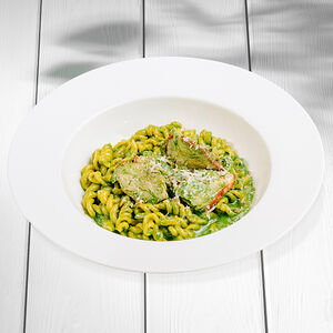 Брациолле с копченым цыпленком в сливочно-шпинатном соусе и пармезаном