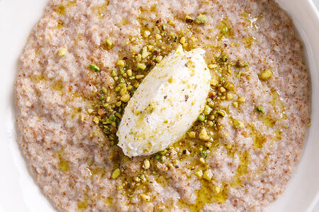 Каша из красного булгура с лабне и фисташкой 