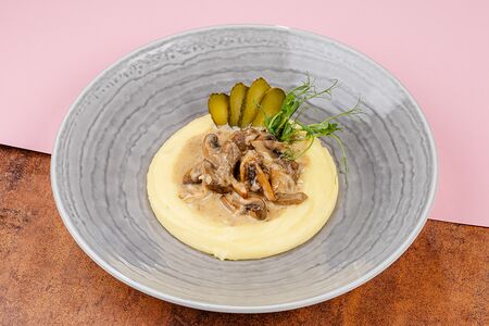 Бефстроганов с картофельным пюре