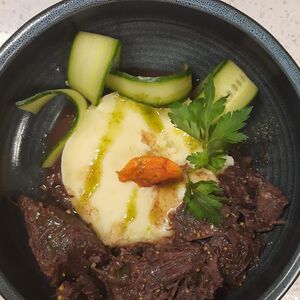 Телячьи щечки с картофельным пюре