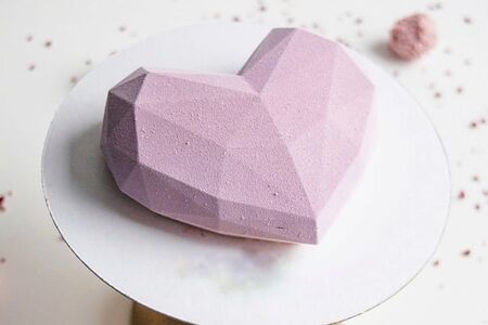 Муссовый торт Граненное сердечко с бантом Малина-личи