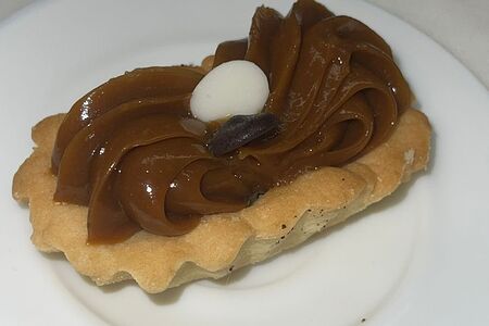 Корзиночка молочная с орехами