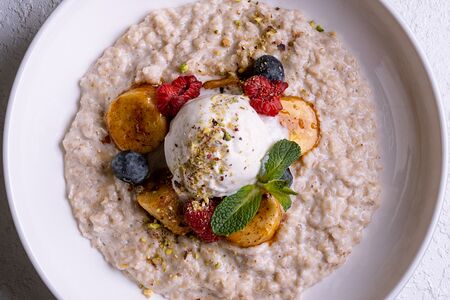 Каша овсяная с мороженым и карамелизированным яблоком