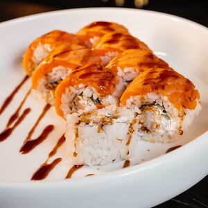 Роллы с опаленным лососем и креветкой 