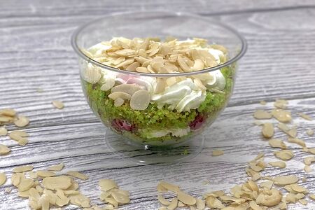 Фисташковый десерт с малиной