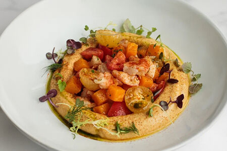 Хумус с печеной тыквой и креветками