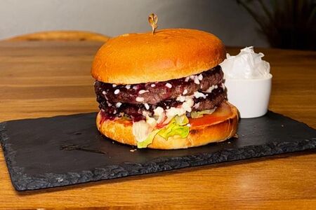 Бургер с клюквенным соусом