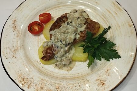Свиная шейка в грибном соусе с отварным картофелем 