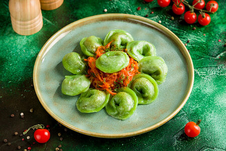 Пельмени со шпинатом и вялеными томатами