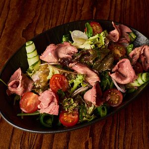 Салат с копченым ростбифом и тыквенно-горчичной заправкой