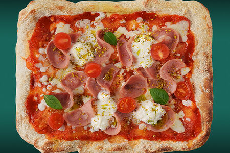 Римская пицца с пармой и фисташками