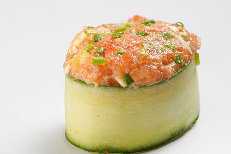 Фреш гункан с копчёным лососем, спайси и зелёным луком