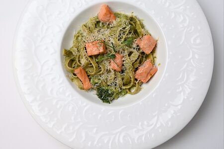 Фетучини с лососем, брокколи и соусом песто