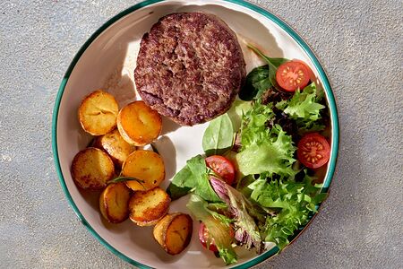 Бифштекс с бэби-картофелем