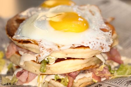 Панкейк с беконом и яйцом