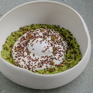 Зеленая гречка с яйцом пашот 