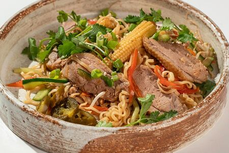 Вок с уткой бон-бон