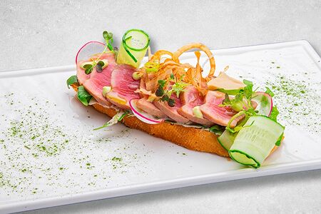 Брускетта с тунцом, каперсами и луком фри