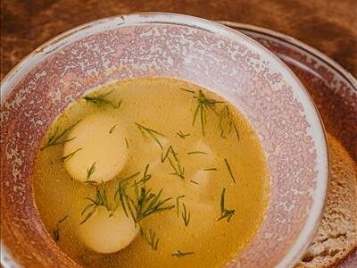 Куриный суп с яйцом пашот