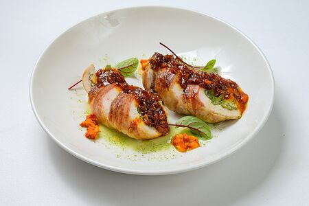 Рулет из индейки с копченой свиной грудинкой и облепиховым соусом 