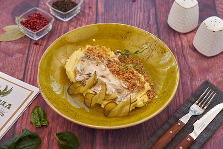 Бефстроганов из говяжьей вырезки с картофельным пюре и соленым огурчиком