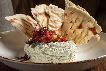 Сыр надуги с печённым на мангале болгарским перцем