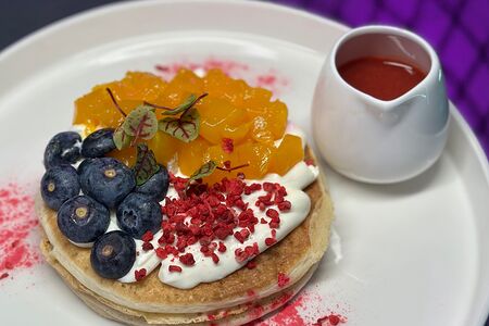 Панкейки без сахара с ягодами и клубничным соусом