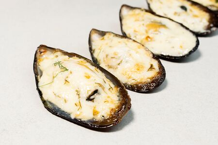 Мидии под чесночным соусом