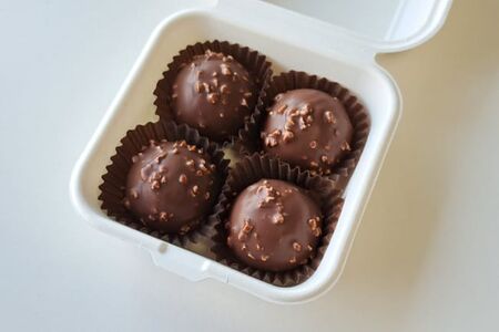 Пирожное шоколадное с карамелью без сахара