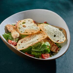 Салат Цезарь с курицей