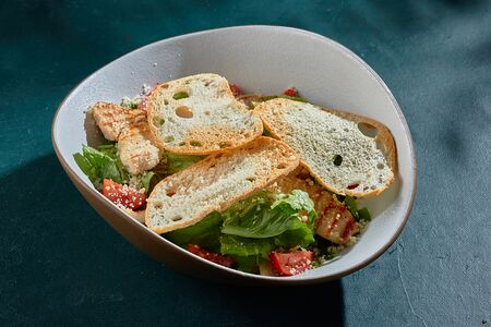 Салат Цезарь с курицей