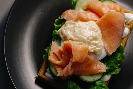 Вафля с сёмгой и яйцом пашот