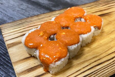 Острый ролл под соусом кимчи