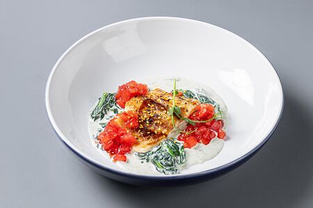 Треска со сливочно-мускатным шпинатом