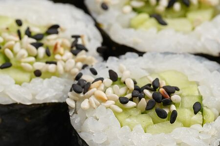 Малый ролл с огурцом и кунжутом №1