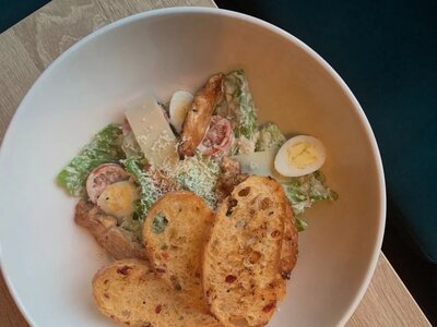 Салат цезарь с цыпленком