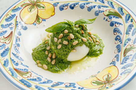 Буррата с соусом песто 