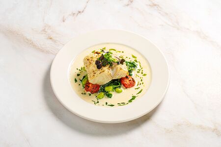 Спинка трески на подушке из шпината с бобами эдамаме