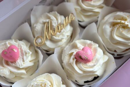 Капкейки с надписью Маме с розовыми сердечками 