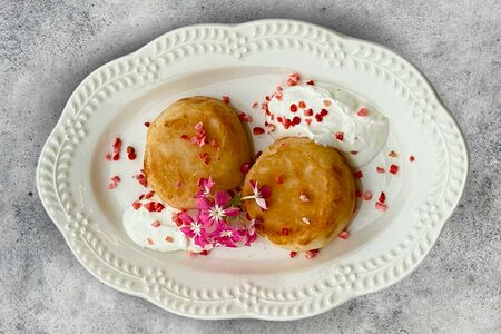Сырники со сметаной и пряной таежной брусникой