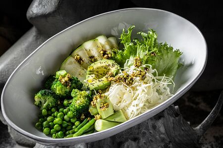 Большой зеленый салат