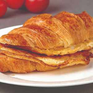 Круассан с омлетом и сосискам